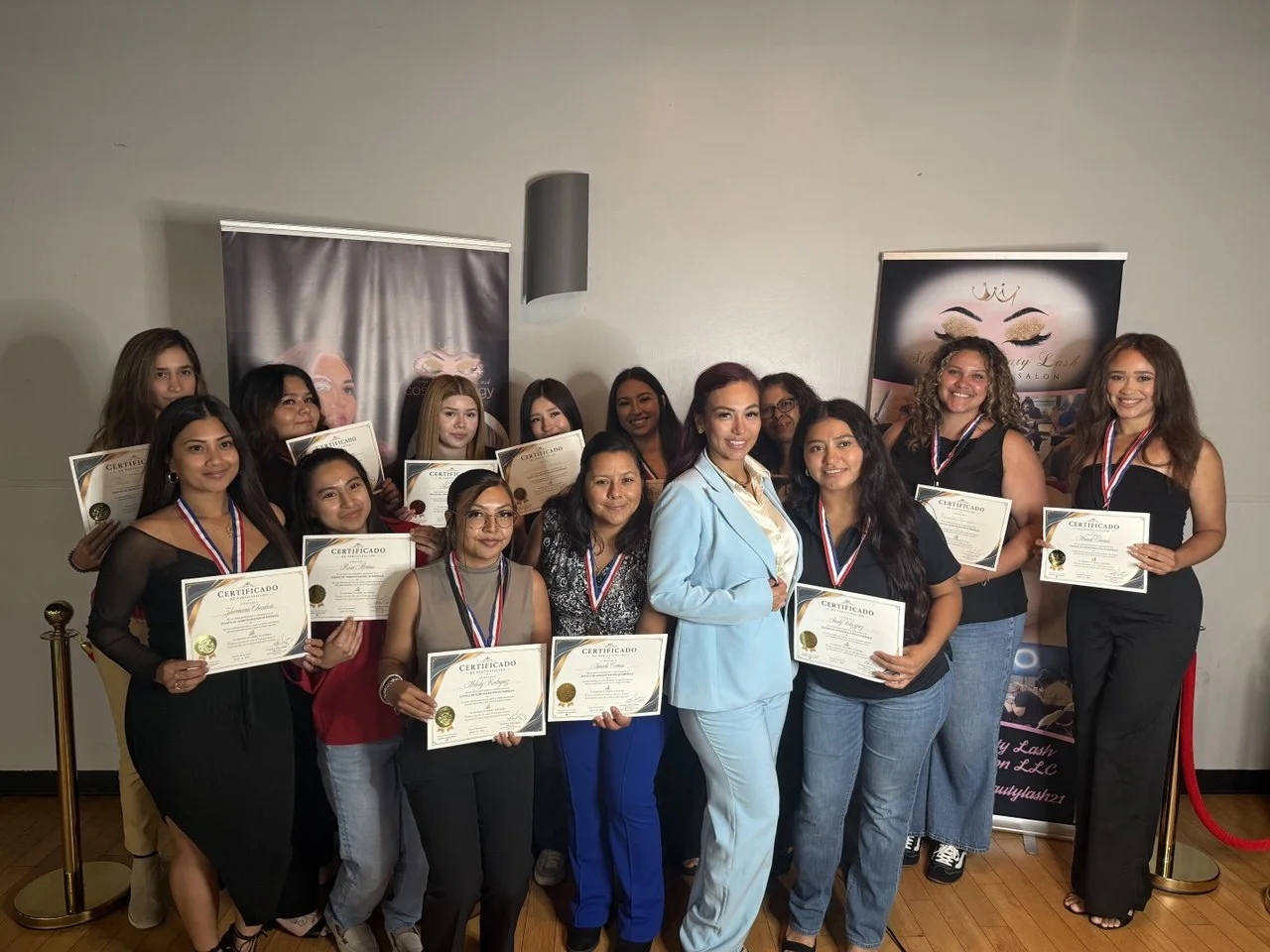 Cynthia con sus graduadas sosteniendo sus certificados de Sleeping Beauty Lash Institute